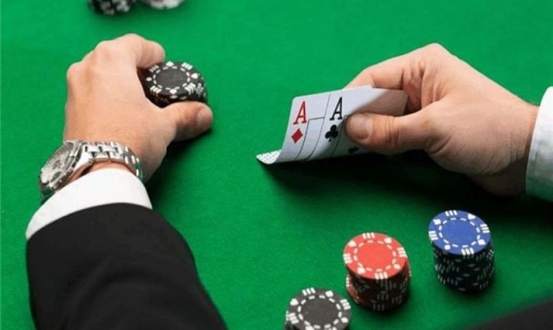 Xem bài và đặt cược khi chơi poker