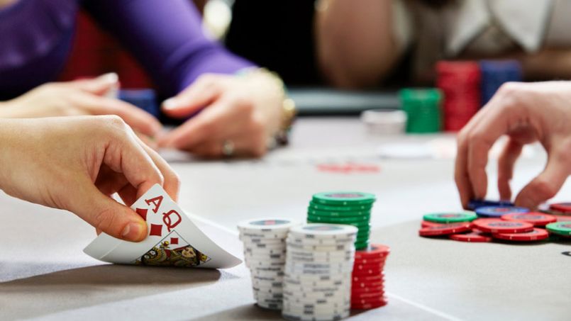Bài poker với những con chip tương ứng với mức tiền cược
